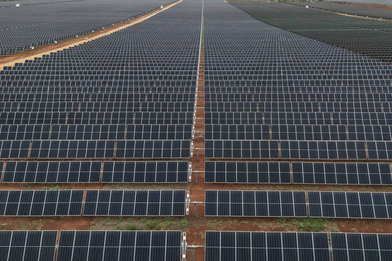 Placas de energia solar da Elera Renovaveis， em Janaúba， no norte do estado de Minas Gerais. Em Janaúba (MG)， sede do maior parque de geração de energia solar da América do Sul， a pecuária cede espaço a placas fotovoltaicas.