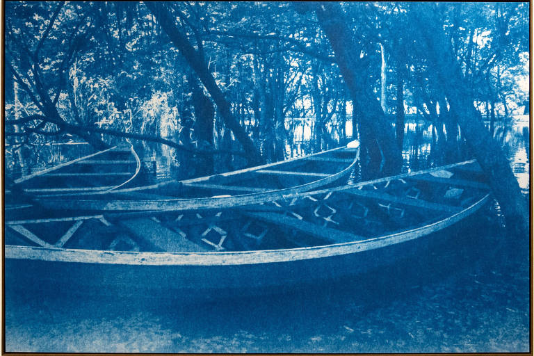 Foto azulada de barcos de madeira