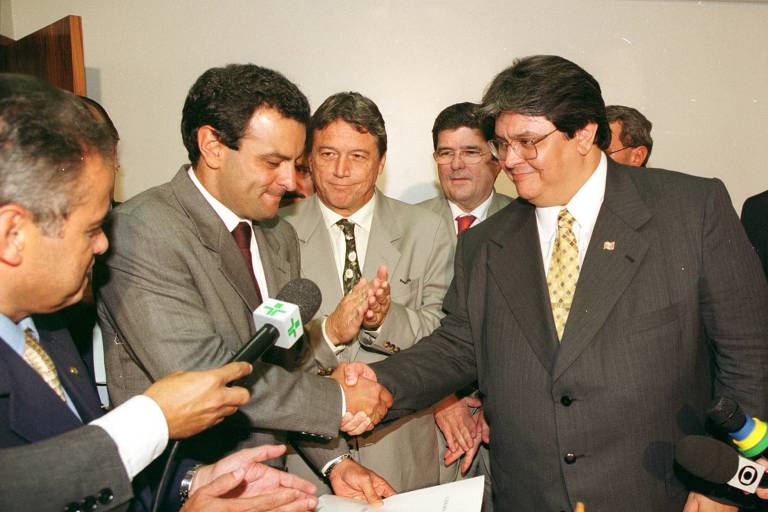 As crises vividas no governo FHC fizeram com que o PSDB passasse por dificuldades envolvendo a base aliada na Câmara dos Deputados; com isso, o então deputado federal Aécio Neves, então líder da sigla, passou a formar alianças com outros partidos, como o PTB, liderado por Roberto Jefferson