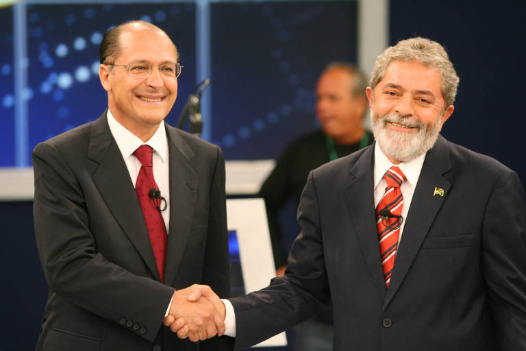 Alckmin teve bom desempenho no primeiro turno diante da queda nas intenções de voto de Lula por ter faltado no debate da Rede Globo no primeiro turno e o escândalo do dossiê, operação na campanha do petista para comprar documentos sobre o candidato e José Serra; o presidente acusava o tucano de querer privatizar estatais como o Banco do Brasil, a Petrobras e a Caixa Econômica Federal