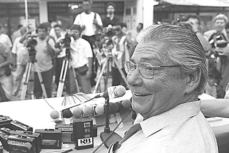 Em 1994, ano de eleições nacionais, o PSDB entra forte na disputa diante do sucesso da nova moeda; a política econômica deu a Fernando Henrique Cardoso a eleição para a Presidência em primeiro turno, e a Mario Covas o Governo de São Paulo; na foto, o governador eleito em entrevista