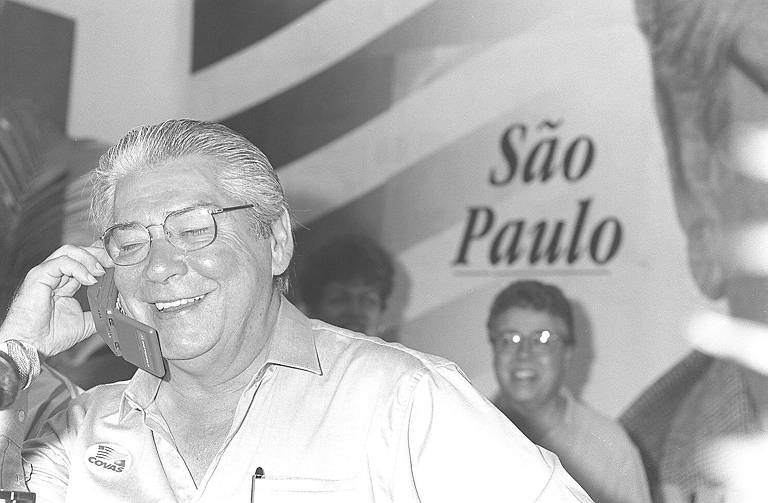 Com a inflação em ritmo de acomodação, os tucanos também conseguiram avançar na Câmara, no Senado e nos governos, confirmando a nacionalização da sigla; na imagem, o presidente eleito Fernando Henrique liga para Mario Covas, o parabenizando pela disputa em São Paulo