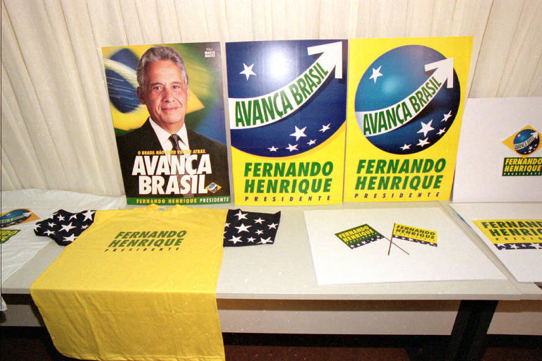Diante do sucesso do mandato e do Plano Real, Fernando Henrique articula a aprovação de PEC que permite a reeleição, o beneficiando para a eleição de 1988; na foto, cartazes e camisetas de campanha do presidente em seu comitê