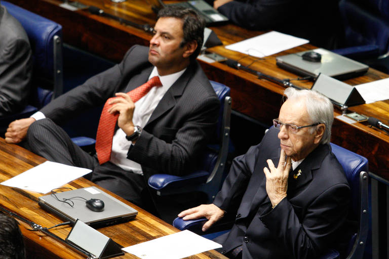 No governo Dilma, o PSDB seguiu na oposição, trabalhando agora para uma reforma política a fim de mudar os sistemas eleitorais e de representação no país; na foto, Aécio Neves (PSDB-MG), então senador, e Itamar Franco (PPS-MG) durante sessão no plenário do Senado para instalação da Comissão da Reforma Política