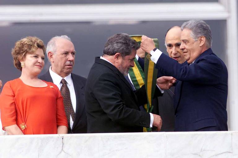 Em 1º de janeiro de 2003, então, Fernando Henrique Cardoso passa a faixa presidencial para Lula, no parlatório do Palácio do Planalto, e passa para a oposição; em entrevista, o ex-presidente tucano afirmou que praticamente chorou ao abraçar o petista e lhe transferir o poder democraticamente
