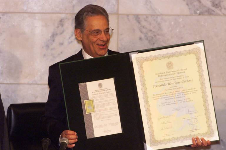 O então presidente venceu novamente a eleição em primeiro turno, coroando o auge do PSDB diante da melhoria de vida dos brasileiros, inclusive com fluxo de perfis mais sociais-democratas para a sigla; na foto FHC é diplomado presidente da República, o primeiro a ser reeleito na história do Brasil