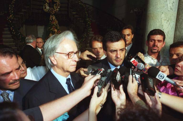 Aécio lançou candidatura para a presidência da Câmara, tentando facilitar a pauta do governo; ele conseguiu unir o PMDB, o PPS, o PTB e o PSB em torno de si; na foto, Itamar Franco (PMDB), então governador de MG, ao lado de Aécio Neves, declarando apoio ao deputado para a presidência da Casa