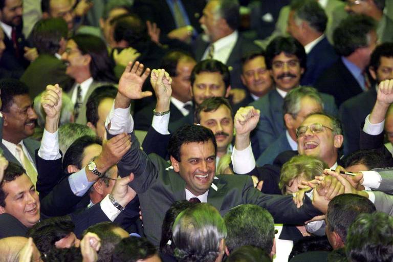 Aécio foi eleito presidente da Câmara em 2001 em primeiro turno, com 283 votos, sendo o primeiro mineiro e o único tucano a chefiar a Casa; na foto, ele comemora sua vitória no final da apuração, em Brasília