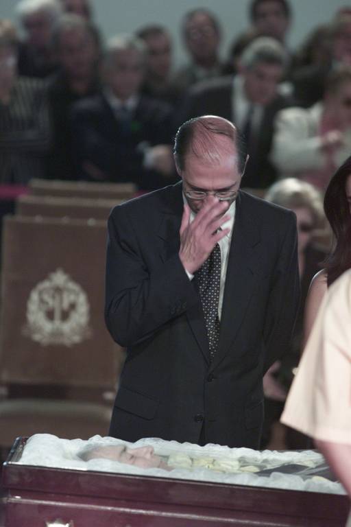 Também em 2001, o governador de São Paulo, Mário Covas (PSDB), morreu de falência múltipla dos órgãos após complicações com um câncer; ele era tido como o sucessor natural de FHC; o então vice-governador Geraldo Alckmin (PSDB) assumiu o cargo; na foto, Alckmin olha para Covas em velório