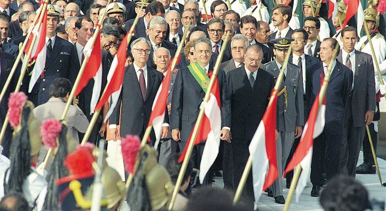 Empossado presidente, Fernando Henrique Cardoso seguiu com a bandeira da estabilização econômica, dando espaço para ainda mais reformas no Estado e para privatizações; na foto, o eleito sobe a rampa do Palácio do Planalto ao lado de Itamar Franco (esq.) e José Sarney