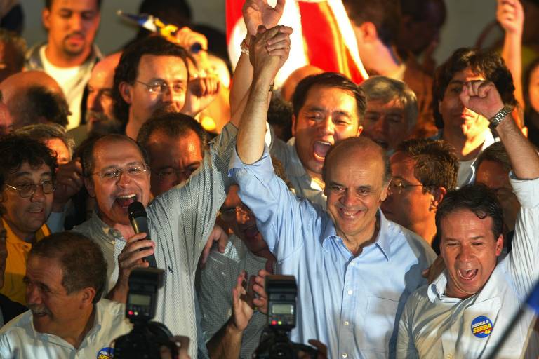 Seguindo a força do partido em São Paulo, José Serra disputou as eleições para a prefeitura da capital paulista, onde saiu com bons resultados apesar da derrota em 2002; ele foi eleito e desbancou Marta Suplicy (PT), que tentava a reeleição; na foto, Serra comemora o resultado para a chefia do Executivo paulistano