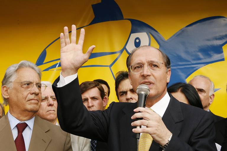 Já Geraldo Alckmin, o candidato à Presidência dos tucanos em 2006, teve bom desempenho no primeiro turno, chegando a 41,5% dos votos válidos contra 48,6% de Lula, mas não conseguiu virar a disputa, e o petista foi reeleito; na foto, Alckmin concede entrevista após ser declarado candidato do PSDB à Presidência ao lado de Fernando Henrique Cardoso