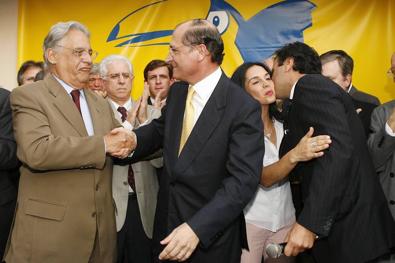 Alckmin tentou ganhar espaço com o escândalo do mensalão, revelado pela Folha e provocando diversas reações sociais, o que preocupava o governo federal à época; a estratégia acabou não sendo eficaz diante da avaliação do petista, que vinha promovendo avanços sociais pelo país