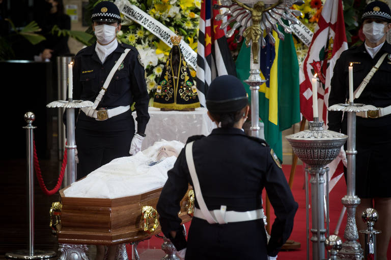 Covas, porém, morreu em 2021 em decorrência de complicações de um câncer; ele foi substituído na prefeitura por Ricardo Nunes (MDB), então vice na chapa; na foto, o velório de Covas, no Edifício Matarazzo, sede do Executivo municipal