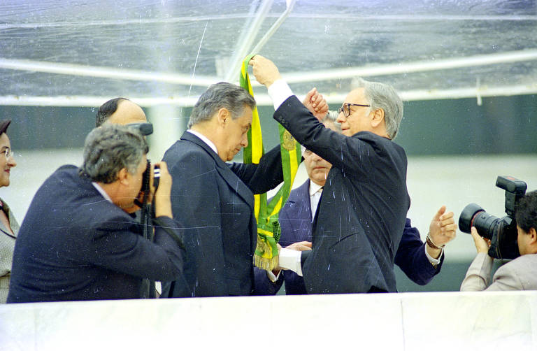 Itamar Franco entrega a faixa presidencial para seu ex-ministro da Fazenda no parlatório; o Plano Real levou a um aumento de investimentos externos, especialmente de várias marcas multinacionais; na política externa, o governo FHC é visto como de abertura econômica, mas negociada e gradual