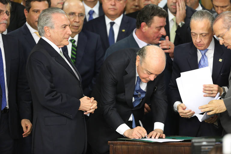 Enquanto isso, no plano federal, o PSDB aderia ao governo de Michel Temer (MDB), alçado ao cargo após a queda de Dilma; José Serra assumiu cargo como ministro das Relações Exteriores; ele deixou o cargo em fevereiro de 2017 por problemas de saúde
