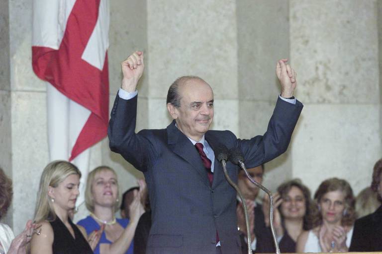 Serra renunciou ao cargo em 2006 para concorrer, com sucesso, ao Governo de São Paulo, consolidando 16 anos de administração do PSDB em terras paulistas; na foto, Serra comemora no momento de sua posse como prefeito da capital paulista