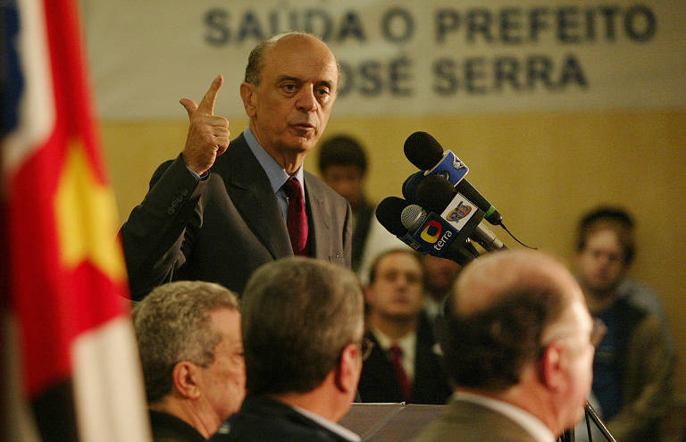 Serra foi eleito em meio a uma dificuldade de Marta de tornar sua popularidade, que era alta apesar de problemas na cidade, em votos; com isso, o PSDB ganhou mais espaço no estado, buscando alçar lideranças para 2006; na foto, Serra se pronuncia um dia após eleição
