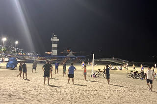 Moradores de Santos frequentam as praias a noite