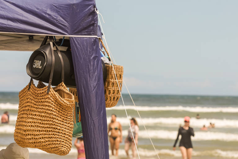 Caixa de Som na Praia de Riviera de São Lourenço， em Bertioga， São Paulo