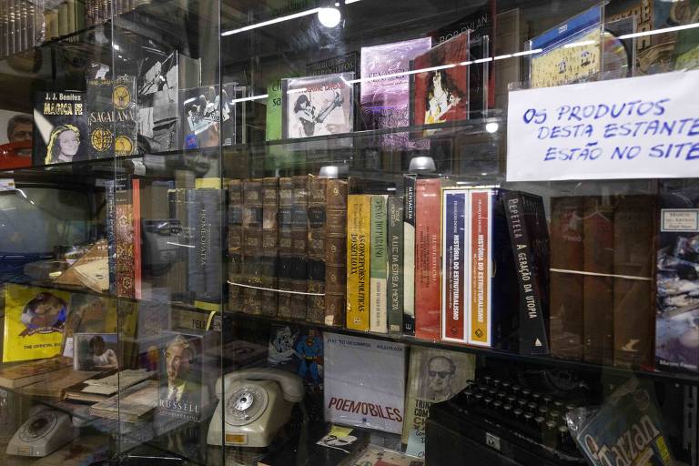 Os objetos raros são guardados em vitrines ou no estoque para vendas online