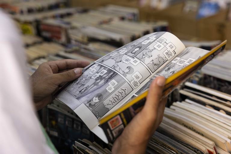 Homem folheia gibi no Sebo do Messias