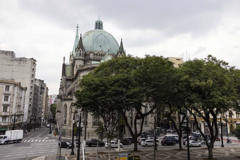 O sebo tem vista direta para a Catedral da Sé