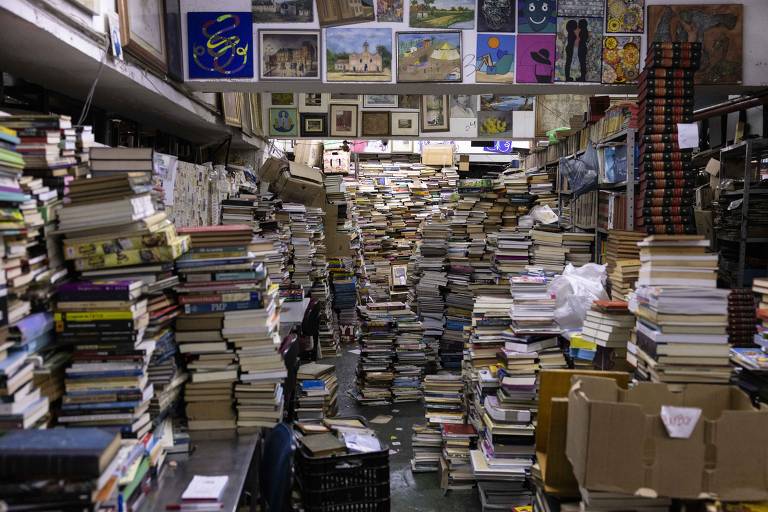 Livros em fase de catalogação no estoque da loja