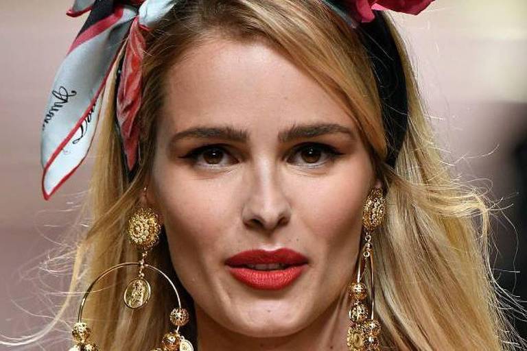 Yasmin Brunet durante desfile da Dolce amp; Gabbana durante a Semana da Moda de Milão Primavera / Verão de 2019
