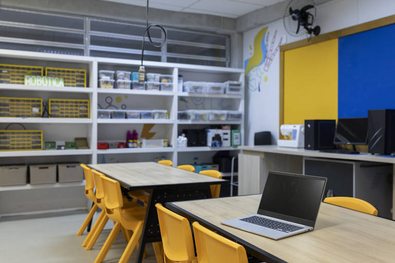 Laboratório de tecnologia do GET Elza Soares é o local onde as crianças podem usar tablets e notebook, fornecidos pela escola