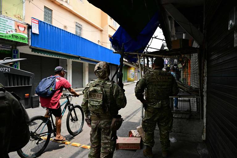 Policiais durante operação no Complexo do Alemão nesta sexta (24)
