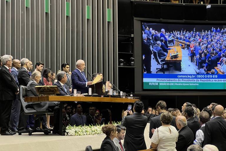 Lula discursando， com imagem do telão ao fundo