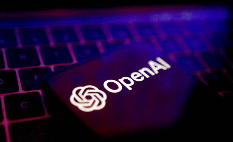 A imagem mostra um logotipo da OpenAI iluminado em uma superfície escura， que parece ser uma tecla de um teclado. O fundo é desfocado e apresenta uma iluminação em tons de roxo e azul.