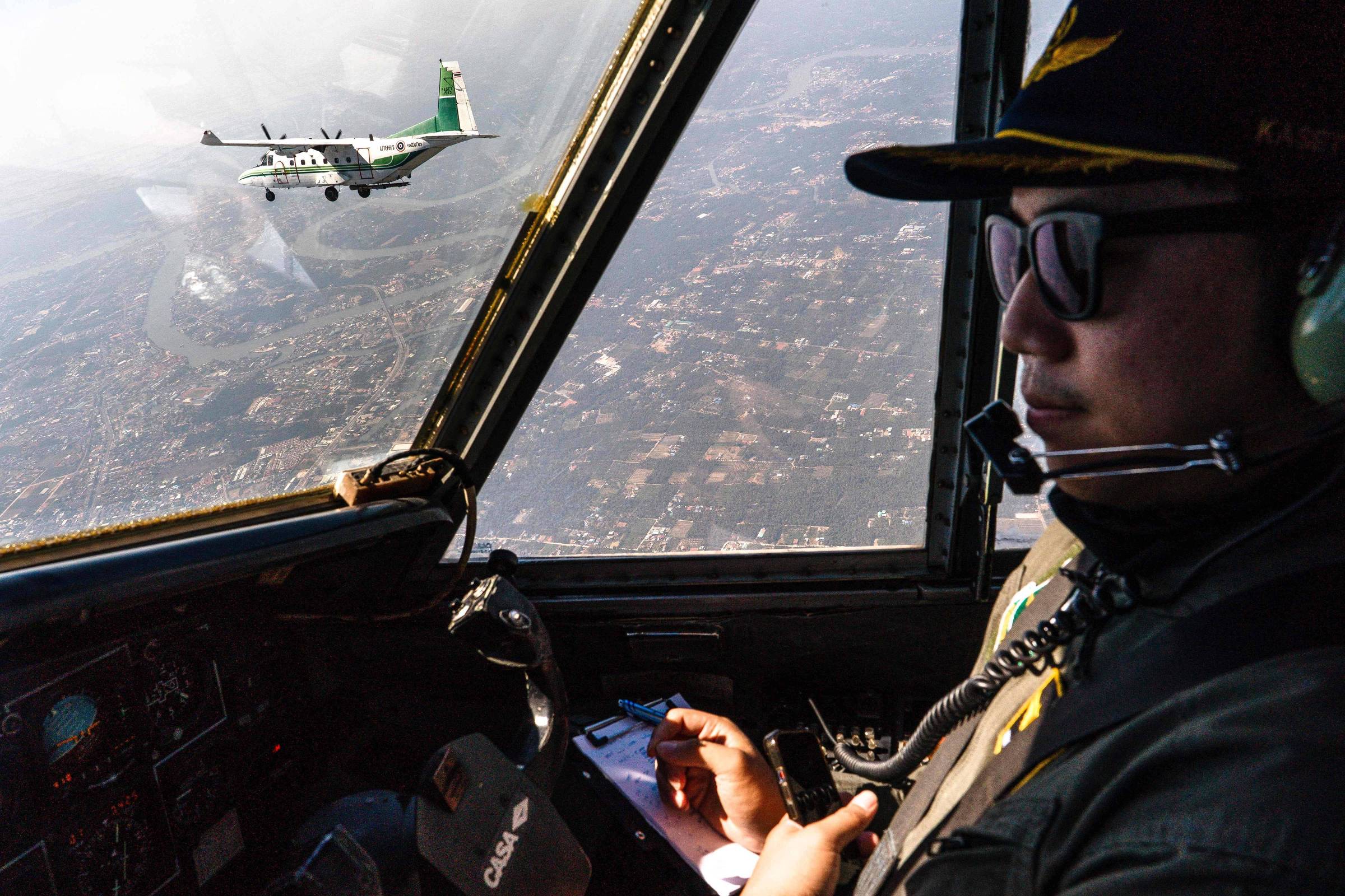 Aviões despejam gelo no céu em tentativa de combater poluição na Tailândia