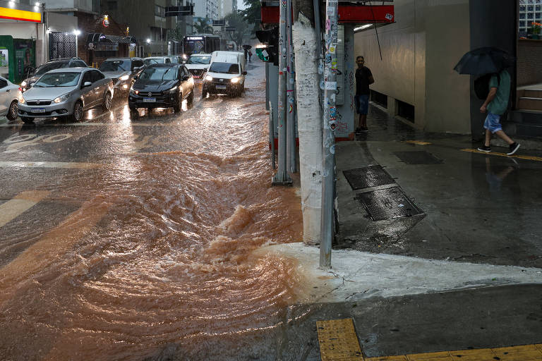 Rua da Consolação com a Maria Antônia, alagada por conta da chuva, na região central de São Paulo