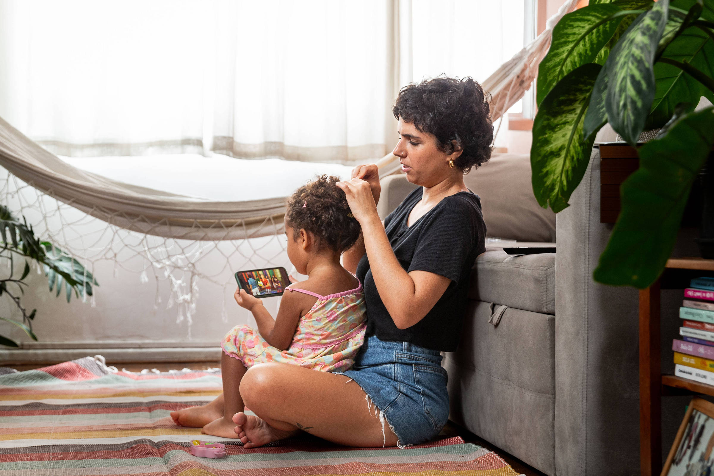 Mães relatam dificuldade em equilibrar uso das telas na criação dos filhos