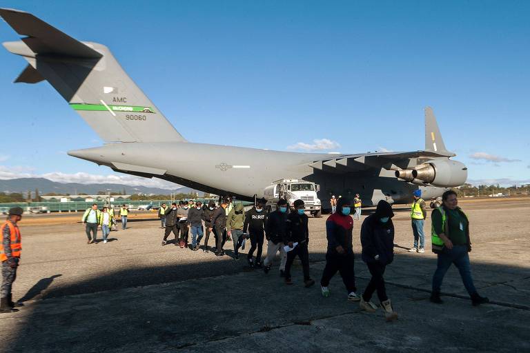 Migrantes da Guatemala chegam de volta ao país de origem após serem deportados pelos EUA， na Cidade de Guatemala; voo é um dos primeiros de deportação sob nova política anti-imigratória de Donald Trump