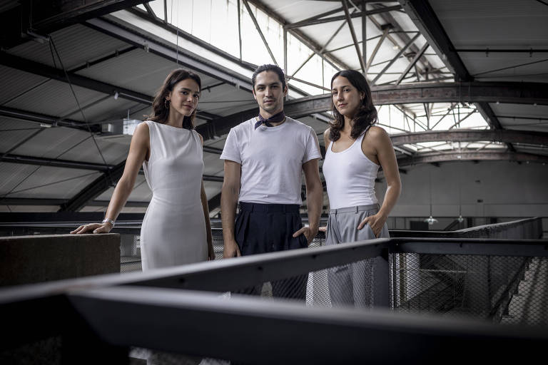Gabriel Leone, Bruna Marquezine e Camila Márdila fazem leitura de 'Véspera'