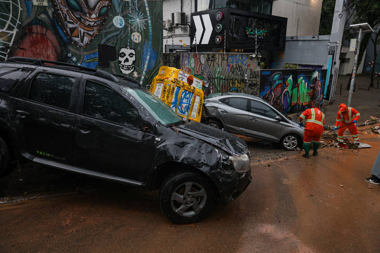 Na Vila Madalena, na zona oeste da cidade, muitos carros também foram levados pela forte enxurrada, indo parar nas partes mais baixas do bairro
