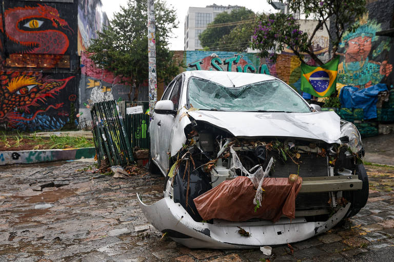Carro destruído pela enchente na altura do Beco do Batman, na Vila Madalena