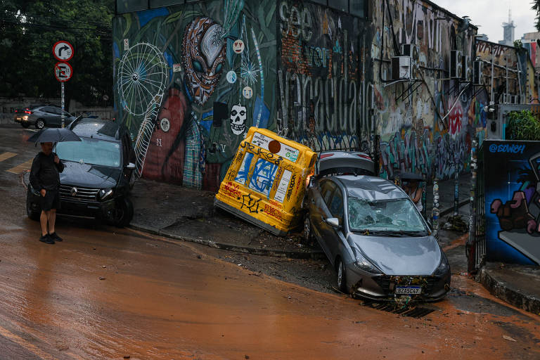 Outra visão do estrago deixado pelas águas no fim do Beco do Batman