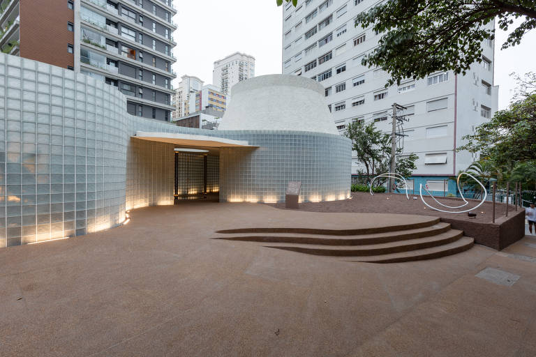 Entrada do Pavilhão Tishman Speyer, em São Paulo; espaço conta com obra de Tomie Ohtake