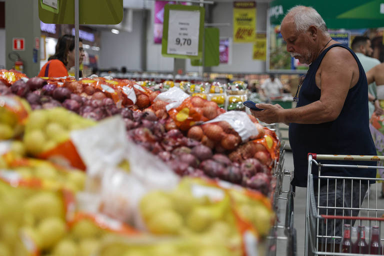 Idoso faz compras em uma das duas lojas do Assaí em Santos: público consome bebidas 0% álcool e sem açúcar.