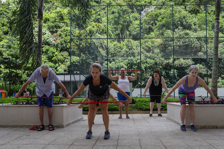 Bianca Cavazzini, 47, personal trainer especializada na terceira idade, dá aulas em condomínio no bairro do Marapé.