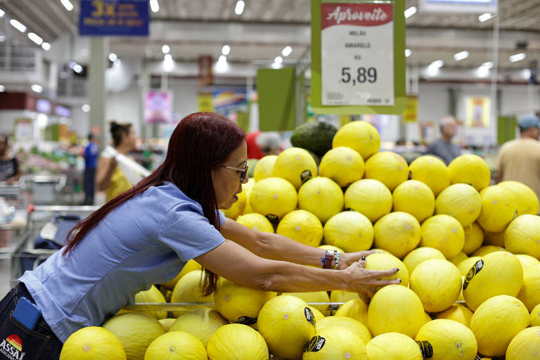 Lucia Helena Neiva, 63, chefe do setor de frutas do mercado Assaí em Santos: 7% dos funcionários das duas lojas na cidade são 50+.