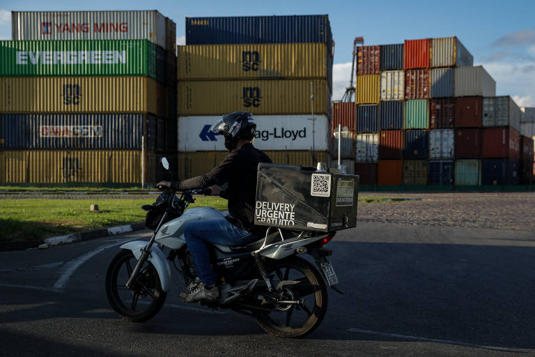 Contêineres no porto de Santos, o maior da América Latina: 5% do PIB da cidade vem do setor de transportes e logística.