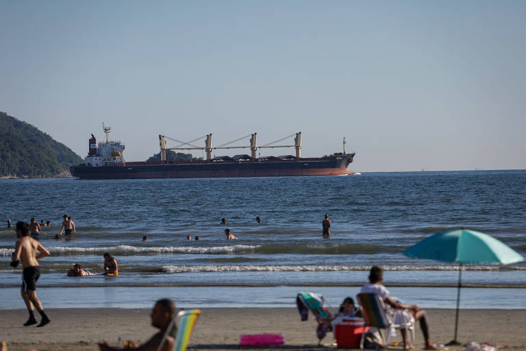 Navios de carga no horizonte fazem parte de uma das paisagens mais comuns em Santos.
