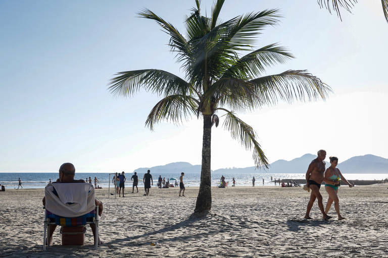 Entardecer na praia de Embaré: cidade soma 417,8 mil habitantes. Saldo migratório é negativo desde os anos 2000.