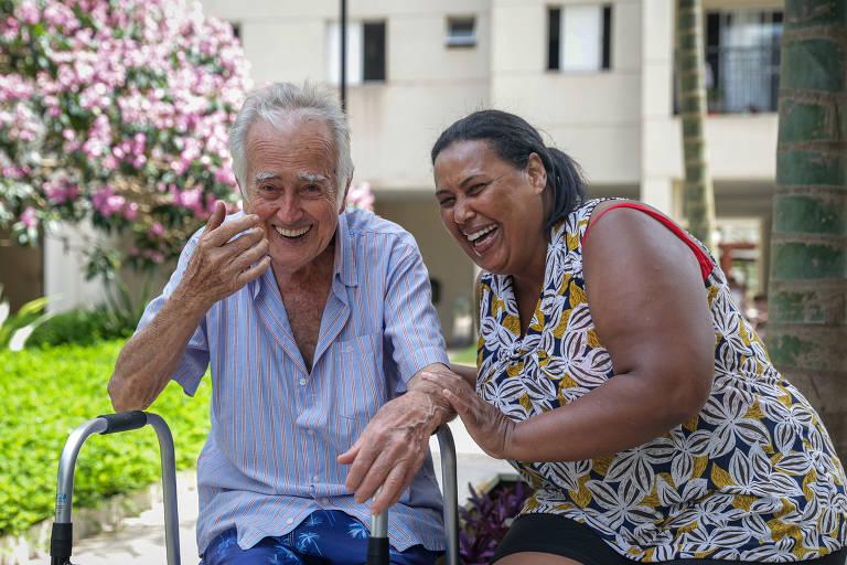 Cristóvão Navarro Soares, 78, e sua cuidadora, Janeth Ferreira, 46: famílias se conhecem há muitos anos.