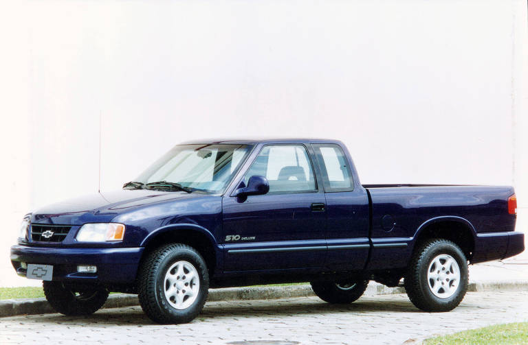 Primeira geração da picape S-10 na versão com cabine estendida